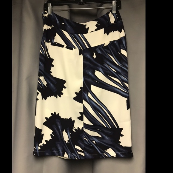 🚨HALSTON PRINTED DRAPE SKIRT🚨 - Picture 7 of 8